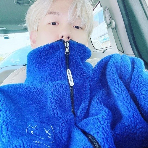 Boy group EXO Baekhyun has revealed its current status.Baekhyun posted a picture on Instagram on the 28th with an article entitled Joe ... sleepy ... English Vinglish Erie for a long time.The photo shows Baekhyun moving into the vehicle; Baekhyun, wearing a blue dumfer, looks tired.A wonderful visual that is not hidden in the pyrum makes fans thrill.PhotoBaekhyun SNS
