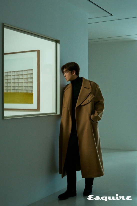 NUEST Baekho revealed the face of the pictorial artisan with unique visuals.German luxury fashion Brand Hugo Bose Corporation (HUGO BOSS) released a picture of Baekho, a member of NUEST, through the November issue of the mens fashion and lifestyle magazine Esquire.Baekho in the cover of Esquire produced a chic atmosphere with an all-black look on the Leather Full Metal Jacket, which is a masculine beauty. In the picture, she showed a slim fit two-piece suit with a sharp silhouette and a neat turtle-tek and pants match.In addition, the bold over-shaping outer, the bottom color full metal jacket, and the coat are completely digested and the appearance as a fashionista is displayed without filtration.All of the products worn by NUEST Baekho in the November issue of Esquire are known as the 2020 F/W collection of Hugo Bose Corporation.On the other hand, NUEST Baekho will hold a fan meeting on November 28th, which will be broadcast live online, and will meet with fans around the world.