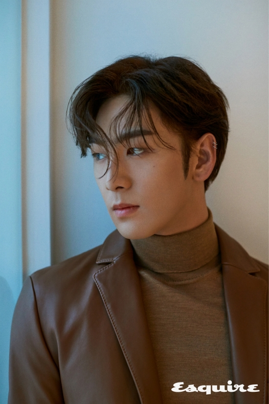 NUEST Baekho revealed the face of the pictorial artisan with unique visuals.German luxury fashion Brand Hugo Bose Corporation (HUGO BOSS) released a picture of Baekho, a member of NUEST, through the November issue of the mens fashion and lifestyle magazine Esquire.Baekho in the cover of Esquire produced a chic atmosphere with an all-black look on the Leather Full Metal Jacket, which is a masculine beauty. In the picture, she showed a slim fit two-piece suit with a sharp silhouette and a neat turtle-tek and pants match.In addition, the bold over-shaping outer, the bottom color full metal jacket, and the coat are completely digested and the appearance as a fashionista is displayed without filtration.All of the products worn by NUEST Baekho in the November issue of Esquire are known as the 2020 F/W collection of Hugo Bose Corporation.On the other hand, NUEST Baekho will hold a fan meeting on November 28th, which will be broadcast live online, and will meet with fans around the world.