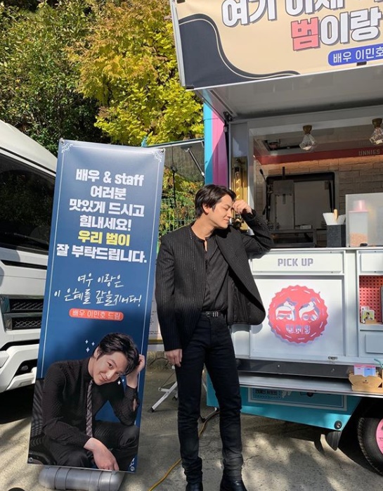 Friendship of Flower BoysActor Kim Bum shows Lee Min-hos Coffee or Tea Gift Celebratory photohas released the book.On the 28th, Kim Bum posted several photos on his social media with an article entitled Thank you truck that can not be expressed in a word of brother, old friend, and colleague.Kim Bum in the public photo is Lee Min-ho posing in front of Gifted Coffee or Tea.Kim Bum is captivating the eye with a sticker on the ball and showing off his cute charm.In the warm friendship of the two people, the netizens responded such as F4 friendship forever and cool.On the other hand, Kim Bum is appearing on TVN drama The Tale of a Gumiho.Photo: Kim Bum Instagram