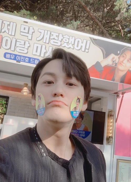 Friendship of Flower BoysActor Kim Bum shows Lee Min-hos Coffee or Tea Gift Celebratory photohas released the book.On the 28th, Kim Bum posted several photos on his social media with an article entitled Thank you truck that can not be expressed in a word of brother, old friend, and colleague.Kim Bum in the public photo is Lee Min-ho posing in front of Gifted Coffee or Tea.Kim Bum is captivating the eye with a sticker on the ball and showing off his cute charm.In the warm friendship of the two people, the netizens responded such as F4 friendship forever and cool.On the other hand, Kim Bum is appearing on TVN drama The Tale of a Gumiho.Photo: Kim Bum Instagram