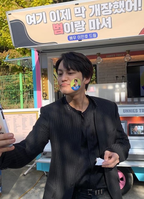 Friendship of Flower BoysActor Kim Bum shows Lee Min-hos Coffee or Tea Gift Celebratory photohas released the book.On the 28th, Kim Bum posted several photos on his social media with an article entitled Thank you truck that can not be expressed in a word of brother, old friend, and colleague.Kim Bum in the public photo is Lee Min-ho posing in front of Gifted Coffee or Tea.Kim Bum is captivating the eye with a sticker on the ball and showing off his cute charm.In the warm friendship of the two people, the netizens responded such as F4 friendship forever and cool.On the other hand, Kim Bum is appearing on TVN drama The Tale of a Gumiho.Photo: Kim Bum Instagram