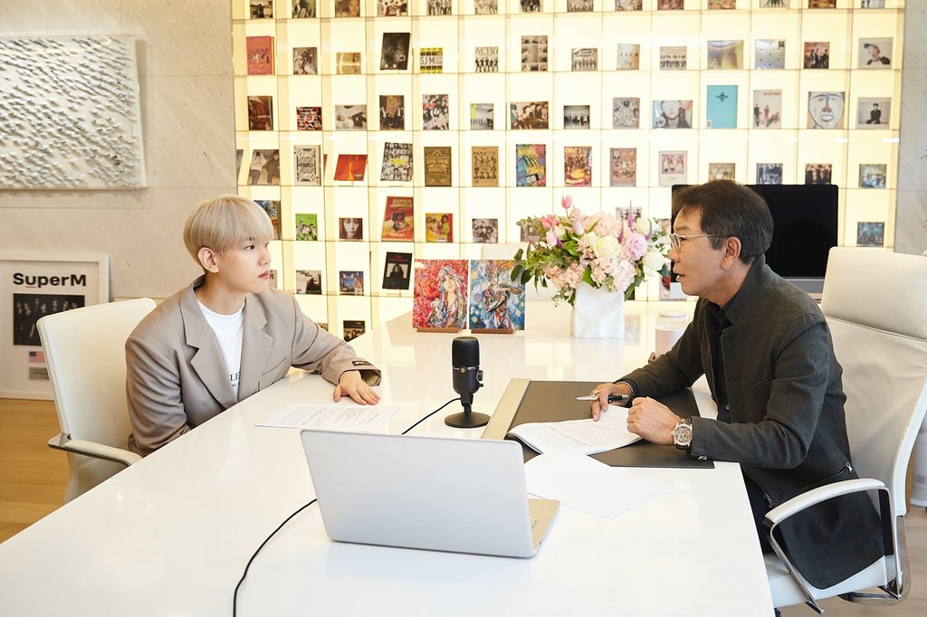 Seoul=) Lee Soo-man, executive producer of SM Entertainment (right) and Baekhyun of the group EXO attend the SEK talks of the 2020 1st World Culture Industry Forum (WCIF) on Friday.2020.10.28