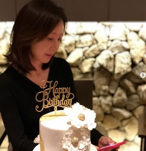 Actor Jeon In-hwa gets 56th birthday CakeJeon In-hwa wrote on Instagram on the 29th, Kee is so beautiful that I keep taking pictures, so I can not eat it.In the meantime, Ulson. Daughter ~ Thank you  I love you ~ and received the cake prepared by the children and conveyed the heart of the impressed mother.Jeon In-hwa is married to Actor Yoo Dong-geun and has a daughter with son.Meanwhile, Jeon In-hwa is currently appearing on the weekend drama KBS2 Oh! Samgwang Villa.