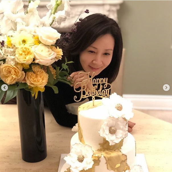 Actor Jeon In-hwa gets 56th birthday CakeJeon In-hwa wrote on Instagram on the 29th, Kee is so beautiful that I keep taking pictures, so I can not eat it.In the meantime, Ulson. Daughter ~ Thank you  I love you ~ and received the cake prepared by the children and conveyed the heart of the impressed mother.Jeon In-hwa is married to Actor Yoo Dong-geun and has a daughter with son.Meanwhile, Jeon In-hwa is currently appearing on the weekend drama KBS2 Oh! Samgwang Villa.