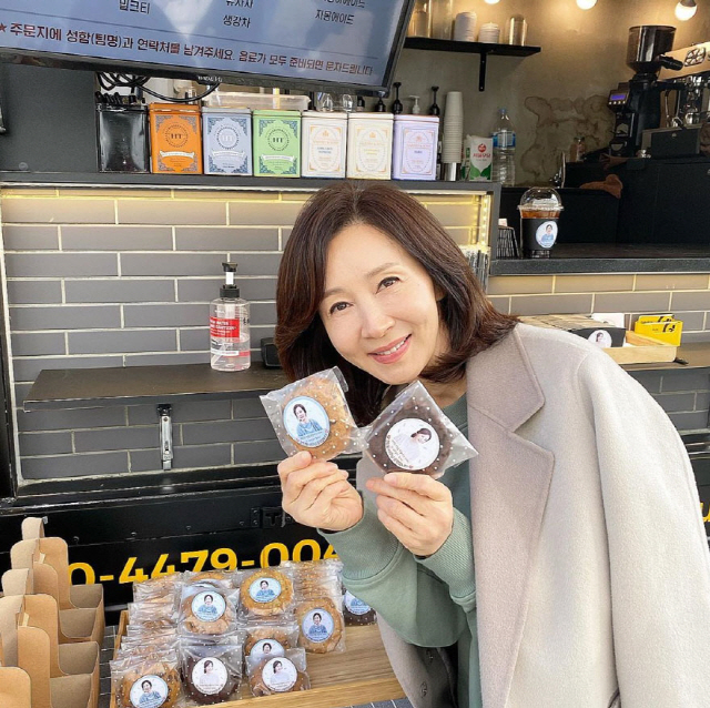 Actor Jeon In-hwa has shared the hearts of Thank You in the love of fans.Jeon In-hwa posted a picture on his 29th day, saying, Thank you to all of you who have always been with me for a long time, Cookie and Cookie.The photo shows Jeon In-hwa, who is shooting a certified shot in front of a coffee car presented by fans. Jeon In-hwa, who conveys the hearts of Thank You to fans love.She held Cookie and made a bright Smile, when the neat beauty in the elegant atmosphere of Jeon In-hwa was admirable.Meanwhile, Jeon In-hwa is currently appearing on KBS2 Oh! Samgwang Villa.