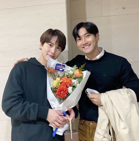 Group Super Junior Choi Siwon has Cheered Cho Kyuhyuns musical activities.Choi Siwon told his SNS on the 28th, Cho Kyuhyun, who digested Werther in Goethes first novel, The Sadness of Young Werther, called the worlds three greatest poets with Dante and Shakespeare.I posted a picture with the article Im so proud of you! I saw you!The photo shows Choi Siwon, who visited the musical Verter scene to Cheering Cho Kyuhyun.The warm atmosphere of the two people who smile toward the camera attracts attention.Musical Verther is a musical based on Goethes novel The Sadness of Young Werther, a work that depicts the unbearable love of Werther with pure and hot passion.Cho Kyuhyun is on stage as the main character Werther.On the other hand, Choi Siwon appeared on MBC Cinematic Drama SF8-Augmented Bean Pod released on September 25th.His group Super Junior is scheduled to release its 10th album in December.