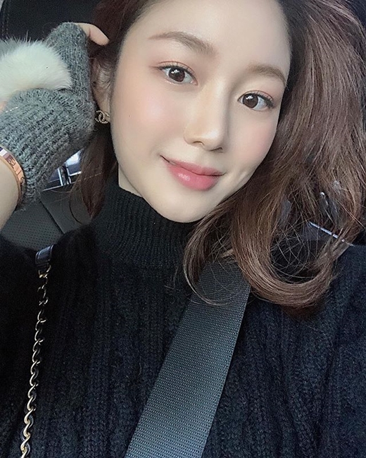 Actor Lee Da-in, 28, daughter of Actor Kyeon Mi-ri, 55, has revealed her recent autumn mood.Lee Da-in posted photos and videos on Instagram on Monday without any special comments.Its a picture of Lee Da-in, who wore a black turtleneck and grey gloves, wearing a seat belt in her car.Lee Da-ins beauty, which turns one side of her head behind her ears, creates a luxurious atmosphere, with Lee Da-ins cute earrings glistening.Netizens responded such as Its so beautiful.