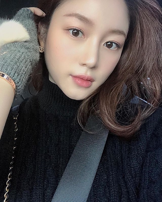 Actor Lee Da-in, 28, daughter of Actor Kyeon Mi-ri, 55, has revealed her recent autumn mood.Lee Da-in posted photos and videos on Instagram on Monday without any special comments.Its a picture of Lee Da-in, who wore a black turtleneck and grey gloves, wearing a seat belt in her car.Lee Da-ins beauty, which turns one side of her head behind her ears, creates a luxurious atmosphere, with Lee Da-ins cute earrings glistening.Netizens responded such as Its so beautiful.