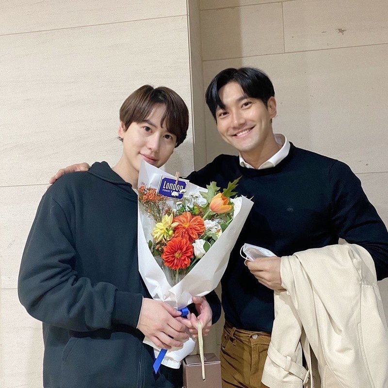 Shuju Loyalty.Choi Siwon cheers member Cho KyuhyunSuper Junior Choi Siwon posted an article and photo on his instagram on October 28th, Cho Kyuhyun, who digested Werther in Goethes first novel, The Sadness of Young Werther, called Dante, Shakespeare and The Three Poetry of the World.In the open photo, Choi Siwon is smiling with his hand on Cho Kyuhyuns shoulder, and Cho Kyuhyun is holding a bouquet of flowers presented by Choi Siwon.Choi Siwon watched the musical featuring Cho Kyuhyun on the day.He praised Cho Kyuhyuns performance, saying, Im so proud of you! I saw you!On the other hand, Cho Kyuhyun is performing as Werther in the musical Verter performing at BBCH Hall in Gwanglim Art Center, Gangnam-gu, Seoul.emigration site