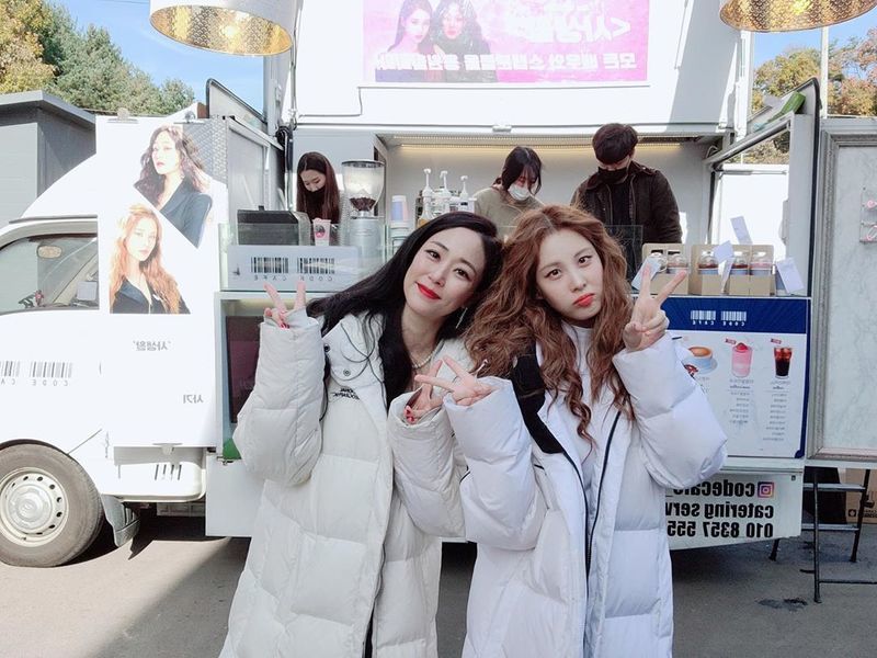Kim Hyo-jin Seohyun flaunts his friendship with his familyActor Kim Hyo-jin sent a coffee car to his instagram on October 28th for the drama Private Life team.Thank you. And posted two videos, two photos.The video showed Kim Hyo-jin Seohyun, who is posing for a thumbs-up in front of Coffee or Tea, which was presented to the drama filming site at the twos agency Namo Actors.The two make people feel good even with a bright smile.In the following photo, he is wearing a white long padding as a promise and is posing in front of Coffee or Tea.Coffee or Tea has a banner that supports all actors and staff and focuses attention.