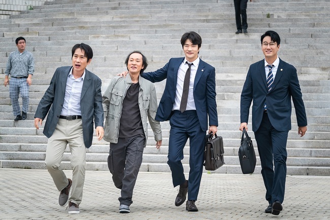 Can Kwon Sang-woo fly?On October 29, SBSs new gilt Drama Fly, Gaecheon Yong (director Kwak Jung-hwan/playplayplayplayer Park Sang-gyu) released a picture of Park Tae-yong (played by Kwon Sang-woo), a public defender who goes between Stephanie Herseth Sandlin and salty.Fly and Go to Chun Yong draws a hot story of two men representing the voices of judicial victims who have been falsely accused to the world.The photo, which was released a day before the first broadcast, shows Park Tae-yongs conflicting atmosphere. Park Tae-yong, who won the general criminal case retrial for the first time in the history of Korean judicial history, won the case.He walks out of the courthouse with his client, and he feels a great sense of pride in his imposing steps, and in front of him, smiling brightly in the pouring spotlight, the flower path seems to unfold.His bravado, which tells the story of the dance, also makes a laugh as he takes out the Taemong, The train has become a dragon and went up to the sky.Park Tae-yong, who created a miracle with a sense of passion and justice, although he has nothing like a fist, but his soul in the subsequent photographs is as if it were robbed, causing a wry face.I am already waiting for his performance to turn the world over and over again what is the case waiting for Park Tae-yong.bak-beauty