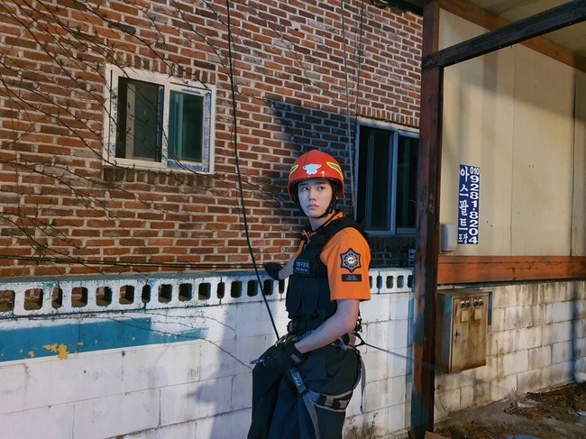 Lee JunYoung predicted the transformation of Firefighter in Hunan.Actor Lee Joon-young released a photo of MBC Everlons new Drama Please Dont Meet the Man on October 29 through the official Instagram.Lee JunYoung in the public photo is wearing a Firefighter uniform and is making a bright face even though he is preparing wire Action.Lee Joon-young announced his performance by perfecting the high-level Action without a band through Please Dont Meet the Man.