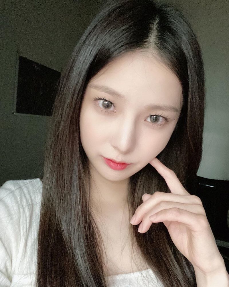 Group CLC member Choi Yu-jin boasted more upgraded Beautiful looks.Choi Yu-jin posted a picture on her Instagram page on October 29 with the phrase I want to see Cheshire (CLC official fandom name).In the photo, Choi Yu-jin is poking her cheek with her fingers; Choi Yu-jin showed off her beautiful visuals with dark double eyelids and glutinous rice cake skin.han jung-won