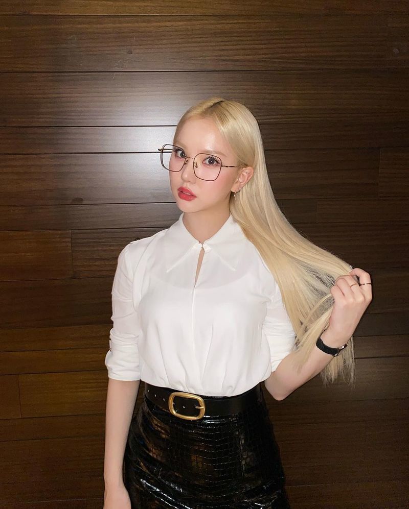 Group GFriend member Eunha transformed into blonde hair ahead of comebackEunha posted a photo on social media on October 29 with the caption: My Way! (My Way).In the photo, Eunha is looking at the camera with a golden hair hanging down.This photo is a behind-the-scenes cut taken by Eunha at the time of the filming of the first concept photo of GFriends new regular album Walpurgis Night (Shoot: Balpurgis Night).GFriend releases its new full-length album on November 9.This album is the last of the series Walpurgis Night is the album of the girls who have been able to look at me from my point of view, not from the eyes of others, at the end of Gina Rodriguez on numerous Choices and Temptation.GFriend described the process of wandering at the crossroads of Choices and shaking in Temptation as a dignified and candid Modern Witch (modern witch) of GFriend, who finally found out what he wanted.