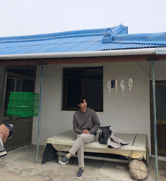 Actor Gong Yoos agency manager Mant Forest released photos of Gong Yoos shooting scene straight (directly taken).On the 29th, today, actor Gong Yoos agency, the official SNS of the forest, said, What is the # field forest shimmering ???# Gong Yoo is right, he added, Goseong outing with # Epigram and posted several photos by adding a hashtag.In the public photos, Gong Yoo poses with a different charm from the appearance in the drama, and the visuals that are digested with cute laughter have made fans once again.On the other hand, the irreplaceable actor Gong Yoo was breathing with the movie Seo Bok with the younger actor Park Bo-gum.On the 27th, the film Seo Bok (director Lee Yong-ju) was held online production report, and Lee Yong-ju, director, Jo Woo-jin and Jang Young-nam attended the event.The movie Seo Bok is a story in which the intelligence agent Constitution, who was assigned to the last task of transferring the first cloned human being Seo Bok to the secret, is caught up in an unexpected situation with a special companion in the pursuit of various forces aiming for Seo Bok.DecemberForest Official SNS Capture