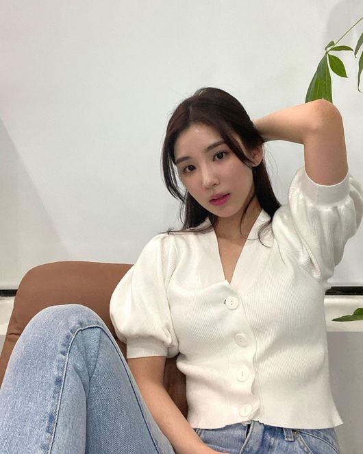 Actor Kang Da-eun has reported on his recent situation.Kang Dae-eun posted two photos on his Instagram on the 29th without any phrase.In the open photo, Kang Da-eun stares at the camera in a space that looks like a cafe. Kang Da-eun boasts a pure yet hip charm by matching knit blouses and gin.Actress unique Aura is also extorting the gaze.Kang is well known as the daughter of Actor Kang Seok-Woo, who made her debut with the TV-chosun drama Wind and Cloud and Rain.Kang Da-eun Instagram