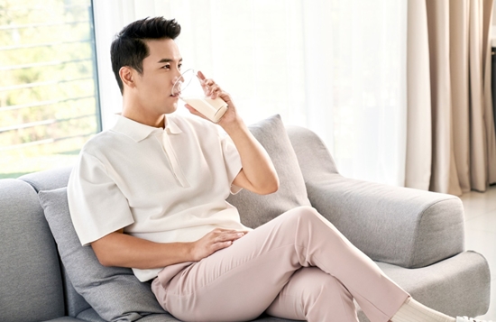 Singer Jang Min-Ho, who wore a calm beige casual look, completed a soft and calm autumn mens pictorial look with a glass of Protein drink.Ildong Food Company announced on the 29th that it released photos of advertisement still B cut which show the extraordinary muscle pit of the premium protein supplement Hi model Jang Min-Ho to the general public.Jang Min-Ho, who is drinking High in the photo, showed off his warm, warm-hearted visuals, showing off his wide shoulders and angry arm muscles that he wanted to lean over a neat white-toned short-sleeved knit.Especially, the tone down pink slacks that can not be digested by anyone are perfectly digested with a sleek and solid body line.Ildong Hoodis, which Jang Min-Ho is working as an advertising model, is a protein supplemental health functional food that can be ingested up to 8 kinds of health functional ingredients at once, with a balanced design of 5 selected animal and plant proteins such as digestive goat milk protein at 6:4.Recently, we have been receiving good response by launching powder sticks and liquid pouch types that enhance portability and convenience of intake.Jang Min-Ho, who boasts a sample of Down Eye-Growing Visuals of Flower Middle Age, said he usually eats High and exercises. He also showed him supplementing Protein with High during the break during shooting.In addition, during the commercial shooting, he made a unique look of remorse and made the shooting scene into an exciting sea with a tasteful high song with energy as much as the stage performance.Jang Min-Ho was selected as an advertising model in April, with the expectation that its unique bright and energetic appearance would be suitable for delivering the product value of the Protein supplement, High.Since then, Hi has been steadily growing for half a year as Hi differentiated product power and Jang Min-Ho fandom have created synergy effect, and Ildong Hoodis signed an advertising model renewal contract with Jang Min-Ho in August.High is the only product in the Protein supplement market that contains goat milk protein and has been recognized by the market and consumers, said Ildong Hoodis. We plan to strengthen marketing using model Jang Min-Ho and strengthen experience marketing that consumers can feel the charm of products directly.Meanwhile, High has been growing since it first appeared on TV home shopping launch broadcasts in February, with sales marches on each broadcast.It leads to the continuous repurchase of middle-aged people, and it plays a role of Ildong Hoodis.