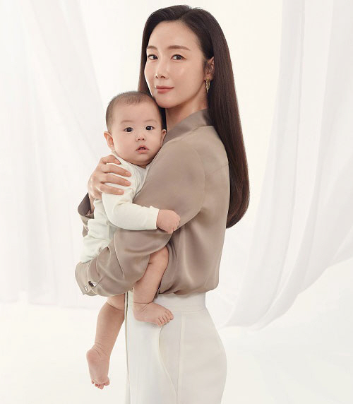 Actor Choi Ji-woo broke the gap for a long time with AD Photo shot in Child Birth 5 months and released the current situation.Choi Ji-woo was recently selected as a model for parenting products and had an AD photo shot.Especially in May, she recovered her old body and visual so that she did not seem to be a mother who is carrying her daughter with Child Birth.In the image of Choi Ji-woo, who is shooting with the model baby, I felt the warmth and softness of the real Mother and caught my eye.Choi Ji-woo was born in 1975 and became Mother, 46, this year, but she was envious of her age-defying beauty.Choi Ji-woo has previously released a picture of her baby shower during pregnancy and posted a handwritten letter on her official fan site, announcing that Child Birth is imminent.Choi Ji-woo said in a letter that he wished everyones family well in a difficult time with Corona 19 and said that he was ahead of the Child Birth schedule.Choi Ji-woo said that she had a child at a late age and was ready for parenting while she was nervous about Corona 19, so that the mothers of the Republic of Korea were respectful.Choi Ji-woo posted a marriage ceremony with a non-entertainer of age 9 in 2018.Lee, a Choi Ji-woo Husband, is a businessman who was born in 1984 and runs a life app; they announced their pregnancy last December.Choi Ji-woo stopped all activities and focused on prenatal care; during pregnancy, she appeared as a surprise cameo on TVN drama The Unbreakable of Love, which surprised everyone.Meanwhile, Choi Ji-woo made his debut as MBCs 23rd public bond talent in 1994 and became a Korean wave star through the drama Winter Sonata in 2002.He has worked in many works, including  (1998), Piano-playing President (2002), Everyone has a Secret (2004), Women Actors (2009), and I Like You, solidifying the position of the top female actor.