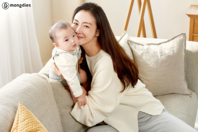 Actor Choi Ji-woo broke the gap for a long time with AD Photo shot in Child Birth 5 months and released the current situation.Choi Ji-woo was recently selected as a model for parenting products and had an AD photo shot.Especially in May, she recovered her old body and visual so that she did not seem to be a mother who is carrying her daughter with Child Birth.In the image of Choi Ji-woo, who is shooting with the model baby, I felt the warmth and softness of the real Mother and caught my eye.Choi Ji-woo was born in 1975 and became Mother, 46, this year, but she was envious of her age-defying beauty.Choi Ji-woo has previously released a picture of her baby shower during pregnancy and posted a handwritten letter on her official fan site, announcing that Child Birth is imminent.Choi Ji-woo said in a letter that he wished everyones family well in a difficult time with Corona 19 and said that he was ahead of the Child Birth schedule.Choi Ji-woo said that she had a child at a late age and was ready for parenting while she was nervous about Corona 19, so that the mothers of the Republic of Korea were respectful.Choi Ji-woo posted a marriage ceremony with a non-entertainer of age 9 in 2018.Lee, a Choi Ji-woo Husband, is a businessman who was born in 1984 and runs a life app; they announced their pregnancy last December.Choi Ji-woo stopped all activities and focused on prenatal care; during pregnancy, she appeared as a surprise cameo on TVN drama The Unbreakable of Love, which surprised everyone.Meanwhile, Choi Ji-woo made his debut as MBCs 23rd public bond talent in 1994 and became a Korean wave star through the drama Winter Sonata in 2002.He has worked in many works, including  (1998), Piano-playing President (2002), Everyone has a Secret (2004), Women Actors (2009), and I Like You, solidifying the position of the top female actor.