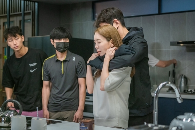 Eight leading characters of My Dangerous Wife have unveiled Field Behind Cut, which erupts a limited-end chemistry.MBN Wall Street drama My Dangerous Wife (directed by Lee Hyung-min/playplayplay by Hwang Da-eun/produced Keyeast Entertainment) is a mystery couple brutal drama that anyone can sympathize with at least once, who loves and marries but has just maintained their marriage.Kim Jung-Eun and Choi Won-young, as well as surrounding people, are drawing up a sense of urgency as they are repeatedly repeatedly airlifting around 5 billion.In this regard, the upcoming second act is expected to be unfolded by Kahaani, who has become more intense.In this regard, if the actors of My Dangerous Wife meet their eyes only, the behind-the-scenes cut of the scene of the riotous scene, which boasts a strong teamwork with a laugh, is being revealed and is attracting attention.Kim Jung-Eun and Choi Won-young Choi Yoo-hwa, and Shim Hye-jin - Yoon Jong-seok - Ahn Nae-sang - Lee Joon-hyuk - Jung Soo-young erupt energy inside Camera and explode in a fight, but after Camera is turned off, Something.First, the couple who live only to kill each other, wife Shim Jae-kyung, Kim Jung-Eun and husband Kim Yoon-chul, Choi Won-young, run to the monitor as soon as the cut is made, and they are showing a passion to check their acting carefully and breathe with the other person.In addition, he approached the field staff who were busy preparing for the shooting of the fire, and he tried to relax by asking for his regards and making him feel safe with a responsible attitude.Choi Yoo-hwa is working as an official fatigue recovery agent on the filming site, 180 degrees different from the evil woman Jin Sun-mi, who does not choose means and methods to have what she wants in the play.It is proud of delicate manners such as a bright smile and a positive energy, and a good deal with seniors, fellow actors and staff.Yoon Jong-seok, who is a question of questioning the couple, is also a friendly person who always approaches anyone first and talks naturally.Shim Hye-jin, who is under the extreme care of Cho Min-gyu, also helps to create a comfortable scene atmosphere with the warm and human seniors who are in harmony with their juniors and lead the conversation.Ahn Nae-sang, a former Detective Noh Chang-bum who has a snobbishness in the play, is taking the initiative by helping the staff and giving deep advice to his juniors.Lee Joon-hyuk, a brain detective Seo Ji-tae, who gives a sensitive touch with sharp eyes, is working as a dedicated atmosphere maker for the shooting scene, such as drawing a cute V with a funny expression and showing a sense of humor to catch a belly button.Unlike Kim Hee-jung, who keeps his expressionless expression that is not read in the drama, Jung Soo-young is also adding vitality to the charm of Reversal story that makes a good eye-catching outside Camera.If we meet with the untiring passion for the works of the actors of Nawia, the explosive chemistry is the first factor in the drama cruise, said Keyeast Entertainment, a producer. The second act, which returns after the turnoff of Act 1, will be more powerful with the search for the true crime of the murder and the Kahaani surrounding 5 billion won.