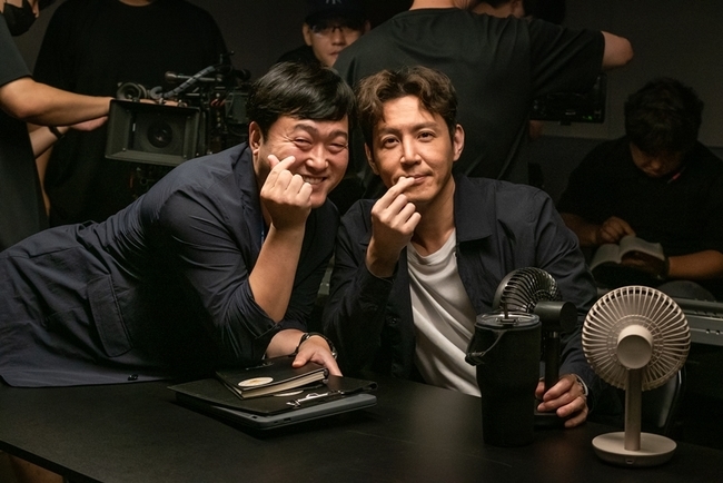 Eight leading characters of My Dangerous Wife have unveiled Field Behind Cut, which erupts a limited-end chemistry.MBN Wall Street drama My Dangerous Wife (directed by Lee Hyung-min/playplayplay by Hwang Da-eun/produced Keyeast Entertainment) is a mystery couple brutal drama that anyone can sympathize with at least once, who loves and marries but has just maintained their marriage.Kim Jung-Eun and Choi Won-young, as well as surrounding people, are drawing up a sense of urgency as they are repeatedly repeatedly airlifting around 5 billion.In this regard, the upcoming second act is expected to be unfolded by Kahaani, who has become more intense.In this regard, if the actors of My Dangerous Wife meet their eyes only, the behind-the-scenes cut of the scene of the riotous scene, which boasts a strong teamwork with a laugh, is being revealed and is attracting attention.Kim Jung-Eun and Choi Won-young Choi Yoo-hwa, and Shim Hye-jin - Yoon Jong-seok - Ahn Nae-sang - Lee Joon-hyuk - Jung Soo-young erupt energy inside Camera and explode in a fight, but after Camera is turned off, Something.First, the couple who live only to kill each other, wife Shim Jae-kyung, Kim Jung-Eun and husband Kim Yoon-chul, Choi Won-young, run to the monitor as soon as the cut is made, and they are showing a passion to check their acting carefully and breathe with the other person.In addition, he approached the field staff who were busy preparing for the shooting of the fire, and he tried to relax by asking for his regards and making him feel safe with a responsible attitude.Choi Yoo-hwa is working as an official fatigue recovery agent on the filming site, 180 degrees different from the evil woman Jin Sun-mi, who does not choose means and methods to have what she wants in the play.It is proud of delicate manners such as a bright smile and a positive energy, and a good deal with seniors, fellow actors and staff.Yoon Jong-seok, who is a question of questioning the couple, is also a friendly person who always approaches anyone first and talks naturally.Shim Hye-jin, who is under the extreme care of Cho Min-gyu, also helps to create a comfortable scene atmosphere with the warm and human seniors who are in harmony with their juniors and lead the conversation.Ahn Nae-sang, a former Detective Noh Chang-bum who has a snobbishness in the play, is taking the initiative by helping the staff and giving deep advice to his juniors.Lee Joon-hyuk, a brain detective Seo Ji-tae, who gives a sensitive touch with sharp eyes, is working as a dedicated atmosphere maker for the shooting scene, such as drawing a cute V with a funny expression and showing a sense of humor to catch a belly button.Unlike Kim Hee-jung, who keeps his expressionless expression that is not read in the drama, Jung Soo-young is also adding vitality to the charm of Reversal story that makes a good eye-catching outside Camera.If we meet with the untiring passion for the works of the actors of Nawia, the explosive chemistry is the first factor in the drama cruise, said Keyeast Entertainment, a producer. The second act, which returns after the turnoff of Act 1, will be more powerful with the search for the true crime of the murder and the Kahaani surrounding 5 billion won.