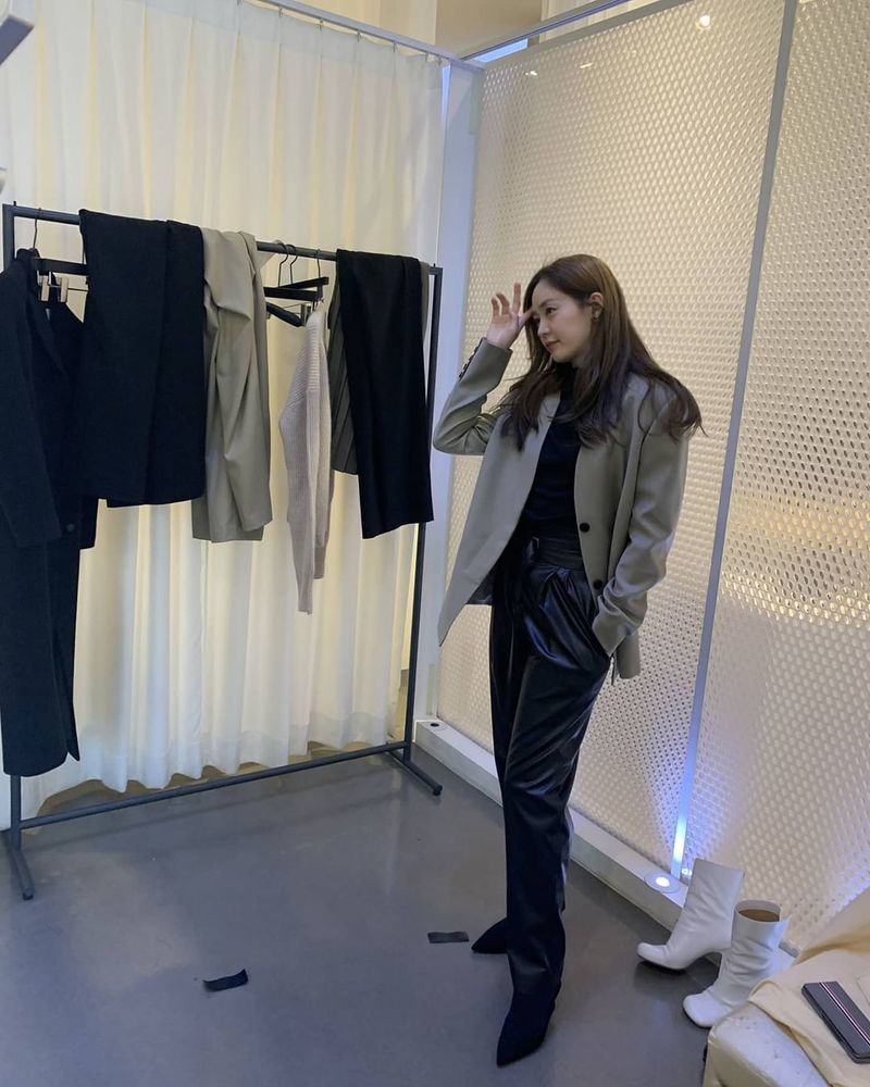 An Sung Hyun Sung Yu-ri, Model is a reliable fit... Singer and actor Sung Yu-ri boasted a credible fit even if he was Model.Sung Yu-ri posted a photo on his instagram on October 30 with the phrase Ant Hell, Everything is So Pretty.In the photo, Sung Yu-ri poses in a fitting room, dressed in clothes; Sung Yu-ri showed off her beauty, perfecting various fashions.Meanwhile, Sung Yu-ri married professional golfer An Sung-hyun in 2017han jung-won