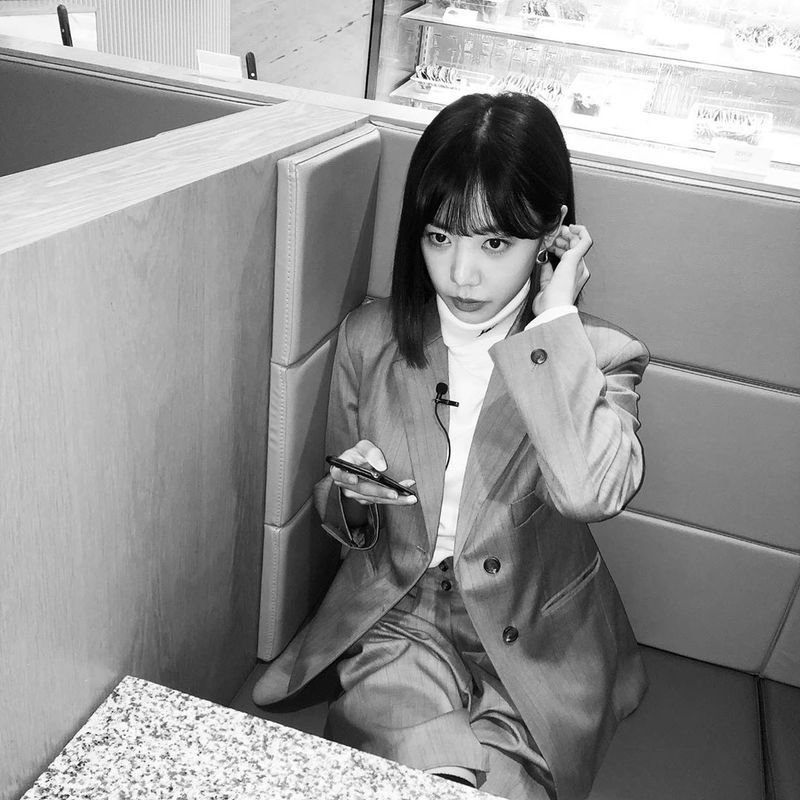 Group Apink member Kim Nam-joo showed off her chic charm.Kim Nam-joo posted a photo on his social media on October 30.Kim Nam-joo in a black and white photo was wearing a sophisticated suit and looking at his cell phone with a chic look.Kim Nam-joo showed off his charm with his eyes carelessly.Meanwhile, Kim Nam-joo released his first solo album Bird on September 7th.While showing a different appearance from Apink, the (girl) children So-yeon participated in the album and collected topics before the release.