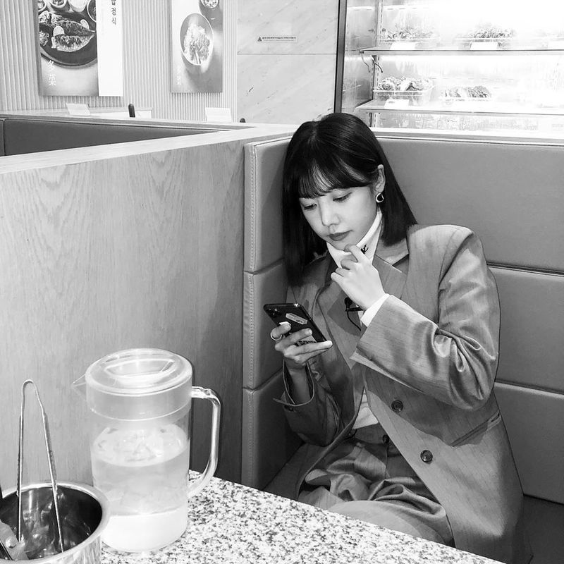 Group Apink member Kim Nam-joo showed off her chic charm.Kim Nam-joo posted a photo on his social media on October 30.Kim Nam-joo in a black and white photo was wearing a sophisticated suit and looking at his cell phone with a chic look.Kim Nam-joo showed off his charm with his eyes carelessly.Meanwhile, Kim Nam-joo released his first solo album Bird on September 7th.While showing a different appearance from Apink, the (girl) children So-yeon participated in the album and collected topics before the release.