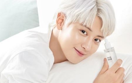 On the 29th, the online community Dish Inside EXO Gallery posted a statement urging Withdrawal for member Chanyeol.Since the privacy issue of Chanyeol has emerged, SM Entertainment, its agency, has put forward an absurd position that there is no official position, fans said.The fans are interpreting that they have failed to faithfully fulfill the role of management that needs to properly manage their singers, he said.Chanyeol also did not announce any position on the controversy, so fans rejected Chanyeol from the group and agreed not to accept him anymore, he said.I can never Yong-In the past of Chanyeols Fungie promiscuousness that did not keep the degree and hurt one person, and SM Entertainment, the agency, strongly urges Chanyeol to be withdrawal in EX O as soon as possible.Mr. A, who claims to have been in a relationship with Chanyeol for three years on the morning of the 29th, said that Chanyeol had an inappropriate relationship with more than 10 women, including girl group, YouTuber, BJ and airline crew, while he met with him.The last three years youve been fooled by have become so dirty and ugly, said A. Disclosure, you were the first person to experience in three years of meeting me, and you were always busy playing dirty with new women when I was sleeping with someone overnight.I told you that, you know, I mean, you know, sneak up on me. But you really sneaked a lot.You should not have touched my acquaintances at least on the side of the person X.  I will not tell you if I open my mouth.I dont want to be more ugly, so Ill just do it here because of the X-like kind of thing.Currently, the article has been deleted, but it has spread around online community, causing a big wave.