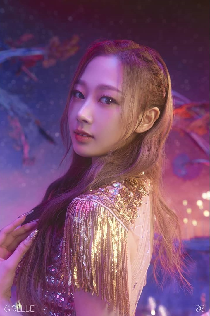 The fourth member of the new group Aespa, which SM Entertainment is introducing, has been unveiled.On the 30th, SM Entertainment released a teaser image of its fourth member, Giselle (GISELLE), through Aespas official Instagram.As a result, Aespa has released four people, including Winter (WINTER), Karina (KARINA), NINGNING, and Giselle.Since SM Entertainment announced that it will launch a new girl group, there has been a lot of talk about Aespa members.So far, four people have been released, and the question of how many people will be in total is increasing.Aespa is a combination of Avatar X Experience and Aspect, an English word meaning avatar X Experience, and it is expected to show a dramatic and colorful activity based on the world view that I will meet another self of myself, Avatar, and experience a new world. ...