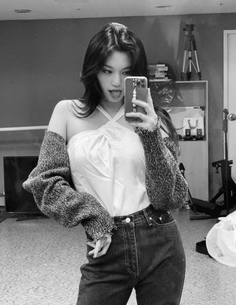 Group Weki Meki member Kim Do-yeon has released a black and white photo.Kim Do-yeon told SNS on the 29th, The COOL activity is finished today! It was a great strength for the Kilings to send a lot of love.Thank you, Keering. Kim Do-yeon in the public photo contains his reflection in the mirror in a mobile phone camera.Kim Do-yeon is attracting attention with his tongue slightly out and revealing his provocative and chic charm.Weki Meki, a group of Kim Do-yeon, announced COOL on the 8th.PhotoKim Do-yeon SNS