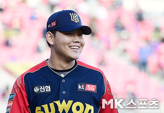 2020 KBOUEFA Champions League 2012 Korea Professional Baseball season is heading for the end.The performances of newcomers who have put new vitality this season have been noticeable.I can never forget the ktwiz Mini standard among newcomers.Mini Standard, who had five starts before the seasons opening, recorded 26 Kyonggi 13 wins and 6 losses this season, and Earned run average 3.86.Although he did not fill the regular innings, he scored three points in the Earned run average.The most likely Rookie candidate, Mini Standard, has made numerous records.In the KBOUEFA Champions League, he was the eighth high school graduate debut starter in history and 10 new wins in 14 years since Ryu Hyun-jin in 2006.Mini standard played a key role in kts climb to second place in the 2012 Korea Professional Baseball season.On the 22nd, Jamsil Doosan Bears and Suwon FC Lotte Mart Giants played in the bullpen on the 22nd, while the fierce ranking battle continued to the final.In the match against Hanhwa in Daejeon on the 29th, he started again and won 13 games in the season with one run (visa book) with three hits, two walks and eight strikeouts in six innings.The kt, who won 12-1 on the day, was able to take the lead in the second place competition of the 2012 Korea Professional Baseball season.Hong Chang-gi, who has been active in the first group since this season, hit .235 Kyonggi with .279 114 hits, 5 homer with 39 RBIs and 0.417 on-base percentage with 0.411 OPS 0.826.Based on the excellent pioneering plan, Hong Chang-gi had a batting average of 0.279, which was less than 300, but his on-base percentage exceeded 400.Hong Chang-gi has had an opportunity since mid-July due to Lee Chun-woongs injury and Chae Eun-sungs sluggishness.He struck out 10 but picked up 18 walks with a .275 batting average in 23 Kyonggi in July.In August, he hit a .326 batting average of .326 with 10 RBIs.This allowed Hong Chang-gi to take a place in the LG outfield.Lee Min-ho, who started the season as a bullpen, switched to a rotation on the 10th with veteran Pitcher Chung Chan-heon.In June 4Kyonggi, Lee Min-ho pitched a good run with a win and two losses and an Earned run average 2.25.Although he collapsed with 10 runs on 113 innings, 11 hits and 2 hits and 1 walk in the Sajik Lotte Mart Giants on September 7, he then showed a remarkable pitching of 1 loss and Earned run average 1.82 in the 5Kyonggi starting lineup.Lee Min-ho, who then converted back to the bullpen, scored two runs (non-emissions) in three innings in 2Kyonggi and played his part.Since then, he has shown better pitching since his transition to selection in mid-August; he has had 8 wins, 3 losses and an Earned run average of 3.54 at 12Kyonggi.In particular, he became a winner in 5Kyonggi in October, and Earned run average was 2.77.NC, who had difficulty in starting rotation in the middle of the season, maintained the lead with Song Myung-kis success in settling down and eventually won the first 2012 Korea Professional Baseball season after its founding.In addition, the performances of new players such as Kang Jae-min (Hanhwa Eagles), Jung Hae-young (KIA Tigers), Choi Ji-hoon (SK Wyverns), and Choi Jun-yong (Lotte Mart Giants) have given fans more pleasure than expected this year.Because of these, this years KBOUEFA Champions League was able to gain new vitality.