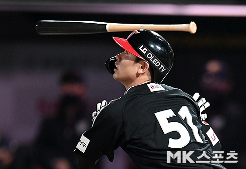2020 KBOUEFA Champions League 2012 Korea Professional Baseball season is heading for the end.The performances of newcomers who have put new vitality this season have been noticeable.I can never forget the ktwiz Mini standard among newcomers.Mini Standard, who had five starts before the seasons opening, recorded 26 Kyonggi 13 wins and 6 losses this season, and Earned run average 3.86.Although he did not fill the regular innings, he scored three points in the Earned run average.The most likely Rookie candidate, Mini Standard, has made numerous records.In the KBOUEFA Champions League, he was the eighth high school graduate debut starter in history and 10 new wins in 14 years since Ryu Hyun-jin in 2006.Mini standard played a key role in kts climb to second place in the 2012 Korea Professional Baseball season.On the 22nd, Jamsil Doosan Bears and Suwon FC Lotte Mart Giants played in the bullpen on the 22nd, while the fierce ranking battle continued to the final.In the match against Hanhwa in Daejeon on the 29th, he started again and won 13 games in the season with one run (visa book) with three hits, two walks and eight strikeouts in six innings.The kt, who won 12-1 on the day, was able to take the lead in the second place competition of the 2012 Korea Professional Baseball season.Hong Chang-gi, who has been active in the first group since this season, hit .235 Kyonggi with .279 114 hits, 5 homer with 39 RBIs and 0.417 on-base percentage with 0.411 OPS 0.826.Based on the excellent pioneering plan, Hong Chang-gi had a batting average of 0.279, which was less than 300, but his on-base percentage exceeded 400.Hong Chang-gi has had an opportunity since mid-July due to Lee Chun-woongs injury and Chae Eun-sungs sluggishness.He struck out 10 but picked up 18 walks with a .275 batting average in 23 Kyonggi in July.In August, he hit a .326 batting average of .326 with 10 RBIs.This allowed Hong Chang-gi to take a place in the LG outfield.Lee Min-ho, who started the season as a bullpen, switched to a rotation on the 10th with veteran Pitcher Chung Chan-heon.In June 4Kyonggi, Lee Min-ho pitched a good run with a win and two losses and an Earned run average 2.25.Although he collapsed with 10 runs on 113 innings, 11 hits and 2 hits and 1 walk in the Sajik Lotte Mart Giants on September 7, he then showed a remarkable pitching of 1 loss and Earned run average 1.82 in the 5Kyonggi starting lineup.Lee Min-ho, who then converted back to the bullpen, scored two runs (non-emissions) in three innings in 2Kyonggi and played his part.Since then, he has shown better pitching since his transition to selection in mid-August; he has had 8 wins, 3 losses and an Earned run average of 3.54 at 12Kyonggi.In particular, he became a winner in 5Kyonggi in October, and Earned run average was 2.77.NC, who had difficulty in starting rotation in the middle of the season, maintained the lead with Song Myung-kis success in settling down and eventually won the first 2012 Korea Professional Baseball season after its founding.In addition, the performances of new players such as Kang Jae-min (Hanhwa Eagles), Jung Hae-young (KIA Tigers), Choi Ji-hoon (SK Wyverns), and Choi Jun-yong (Lotte Mart Giants) have given fans more pleasure than expected this year.Because of these, this years KBOUEFA Champions League was able to gain new vitality.