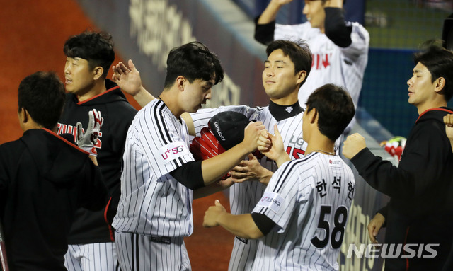 The 2020 KBOUEFA Champions League was all smiles at the emergence of outstanding young men, and it was even more welcome for professional baseball, which suffered from the famine of a limited-class native pitcher.KT Wiz Mini Standard (19) was one of the most prominent.Mini standard, who joined KT with the first nomination of the 2020 new draft, was ranked # 1 among the native pitchers with 13 wins, 6 losses and 3.86 ERA in 26Kyonggi this year.It is the first time a high school graduate has won double-digit victories in his first year of debut since the 2006 Hyun-jin Ryu (Hanwha Eagles).It was fresh from the start.On May 8, he won his eighth high school debut in the Doosan Bears, and on May 15, he made his third high school debut debut in the Samsung Lions.In August, he earned a 1.57 ERA of four wins and a loss for a month, becoming the first high school graduate to win a monthly MVP.With the Mini standard, which has played a native ace since its first year of debut, KT has reached its dream of entering the first autumn baseball game.The LG Twins smiled at the brisk pitching of 2020 rookie draft first-place nominee Lee Min-ho (19) and second-round Kim Yun-stock (20).Lee Min-ho, who was a starting agent, showed his potential by harvesting a 4.64 ERA and 3.69 ERA in 20Kyonggi.Kim Yun-stock, who went through selection and redemption, had a 2.25 ERA with 2 wins and 4 losses in 23 Konggi.Ryu Jung-il, LG coach, also welcomed the emergence of young blood, saying, Minho and Yoon Sik are really helpful.Jung Hae-young (19 and KIA), the son of former head coach of the Kia Tigers, 52, also shot the snow stamp properly.Jeong Hae-young, who made 46Kyonggi, had a successful debut with a 4-for-4 loss, 11-hold 1 save average of 3.35.The Hanwha Eagles were comforted by the discovery of Kang Jae-min (23), a college graduate, despite the lowest pain in the UEFA Champions League.Kang Jae-min supported the teams waist by raising his 1-2 record with a 14-hold 1 save average of 2.57 ERA in 50Kyonggi.Among the rookie hitters, SK Wyverns Choi Ji-hoon (23) played 127Kyonggi, beating the ground with a batting average of 0.258, one homer, 27 RBIs and 18 steals.Kim Ji-chan (19), who is 163cm tall, got the nickname Little Giant for his axious play.On the one hand, there are stars preparing to say goodbye to the ground they have set.Mr. LG Park Yong-taik, 41, will take off his uniform at the end of this season as predicted.Park Yong-taik, who made his debut in the KBOUEFA Champions League in 2002, has always been a star representing the team, playing only in LG.He proved his qualification as a pro for 19 seasons with thorough self-management. He set up the 2500 Hit gold pagoda for the first time in the KBOUEFA Champions League at the Samsung Lions on July 7.His career record was 2236 Kyonggi Batting average 0.308, 2504 Hit 213 homers, 1192 RBIs, 1259 points and 313 steals.He has been playing a consistent role for the time being, and he has written a page in the history of the KBOUEFA Champions League.Park Yong-taik, who has emphasized the teams championship several times as the final goal of his career, challenges Hanfuli in the postseason.Hanwha Eagles Legend Kim Tae-kyun, 38, also decided to retire.Kim Tae-kyun, who won the Rookie of the Year award in 2001, rose to the top of the UEFA Champions League with excellent accuracy and pioneering; he also played a big role as a national representative.He played 18 seasons in Hanhwa except for 2010 ~ 2011 in Japans professional baseball Chiba Lotte Marlins, and he recorded 0.320, 2209 Hit 311 homers, 1358 RBIs and 1024 points in 2014 Kyonggi Batting average.Both Hit and RBI are third in all time, and walks (1141) are second in all time.After finishing the 2019 season, Hanhwa and the one-year free-contractee were looking for a comeback this year, but due to injuries and sluggishness, he eventually decided to retire.After retirement, he plans to open his second life as a manager of Hanwhas assistant advisor.SK Wyverns Yoon Hee-sang (35) and Samsung Lions Lions Kwon Oh-joon (40) also decided to retire.Yoon Hee-sang, who led SKs 2018 Korean Series title, said, No matter what you do, you will be in the fence of baseball.Kwon Oh-joon, who kept the mound like Phoenix after three elbow ligament bonding operations, eventually came to the last.The Samsung Lions held a retirement ceremony at the NC Dynos game on the 30th, the final game of the season for Kwon Oh-joon. Kwon Oh-joon is the eighth player to retire as a Samsung Lions player.KBOUEFA Champions League star retirement such as Sunset Star Mini standard, Lee Min-ho and Kim Yun-stock, and other new stars Park Yong-taik and Kim Tae-kyun