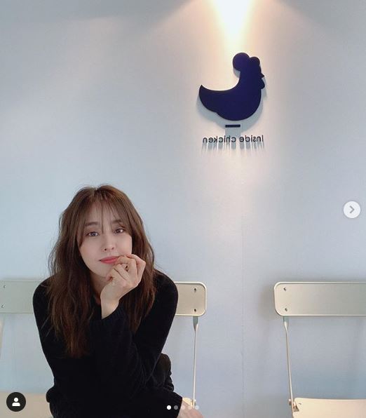 Actor Park Eun-hye reveals everyday lifePark Eun-hye posted several photos on his Instagram on the 30th with an article entitled I have time to eat Chicken in the middle of shooting.Park Eun-hye in the public photo is sitting in a clean-cut Chicken house staring at the camera with his chin.Park Eun-hye added a pure charm with a black T-shirt and natural hairstyle.Meanwhile, the TV drama Revenge, starring Park Eun-hye, will be broadcast on November 21st.Photo: Park Eun-hye Instagram