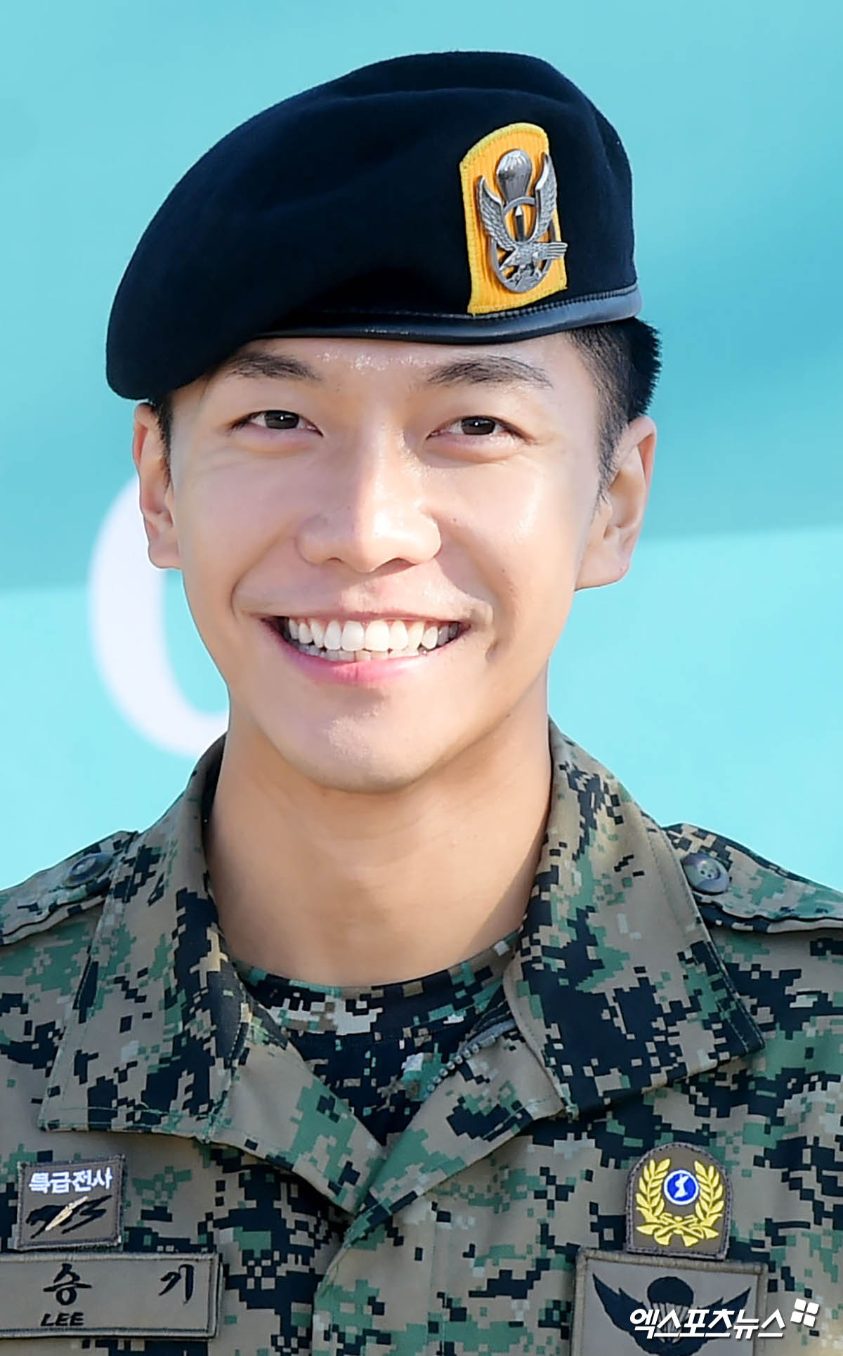 In this series, I look back on Nine Years Ago Today with entertainment and sports sites.2017On October 31, singer and actor Lee Seung-gi, who had been serving for 21 months in the 13th Airborne Special Forces Brigade Black Pyo Unit of the Army Special Warfare Command in Chungbuk Jeonpyeong-gun,On this day, there were about 400 fans from home and abroad gathered to celebrate the Discharge of Lee Seung-gi and the reporters gathered early.Lee Seung-gi, who appeared in the cheers of fans at around 9 am, gave a few impressions of the discharge greetings to reporters and fans in front of the front gate of the unit.Lee Seung-gi, along with the salute Unity, said in his discharge testimony, I did not sleep well because I felt sorry for the time to organize with the troops I had been with and the time to greet, and it felt short.Lee Seung-gi, who said frankly that it has not been too long since I left 100 days of Discharge, said, And the last 48 hours did not go before Discharge.On the other hand, I thought that many fans would like to come to the Discharge site, and I am grateful that you prepared various things including plan cards in cold weather from dawn.Ive had a lot of trouble and Im really grateful.Especially when the Ry entertainers who joined the army at the same time reported the Discharge news, it seemed as late as the news of the toxic Lee Seung-gis Discharge, and even the military pile came out with a joke.Lee Seung-gi said, I have a lot of words from Lee Seung-gi pile to Do not discharge, and I would like to thank you for waiting and prepare you hard to meet your expectations.After Discharge, Lee Seung-gi chose tvN Hwa Yugi as his return, and last year he was actively performing on SBS Bae Ga Bond.Also, SBS All The Butlers, Little Forest, Mnet Produce 48, Netflix Bum Eun is you!He has appeared in various programs such as Season 2 and Together, and has been in full swing in entertainment.Ive been a dignified piece of paper.Smile on the face.Fants to meet in 21 months.Ive been ordered to Discharge.The person who became more prominent after Discharge.A cute smile still exists.