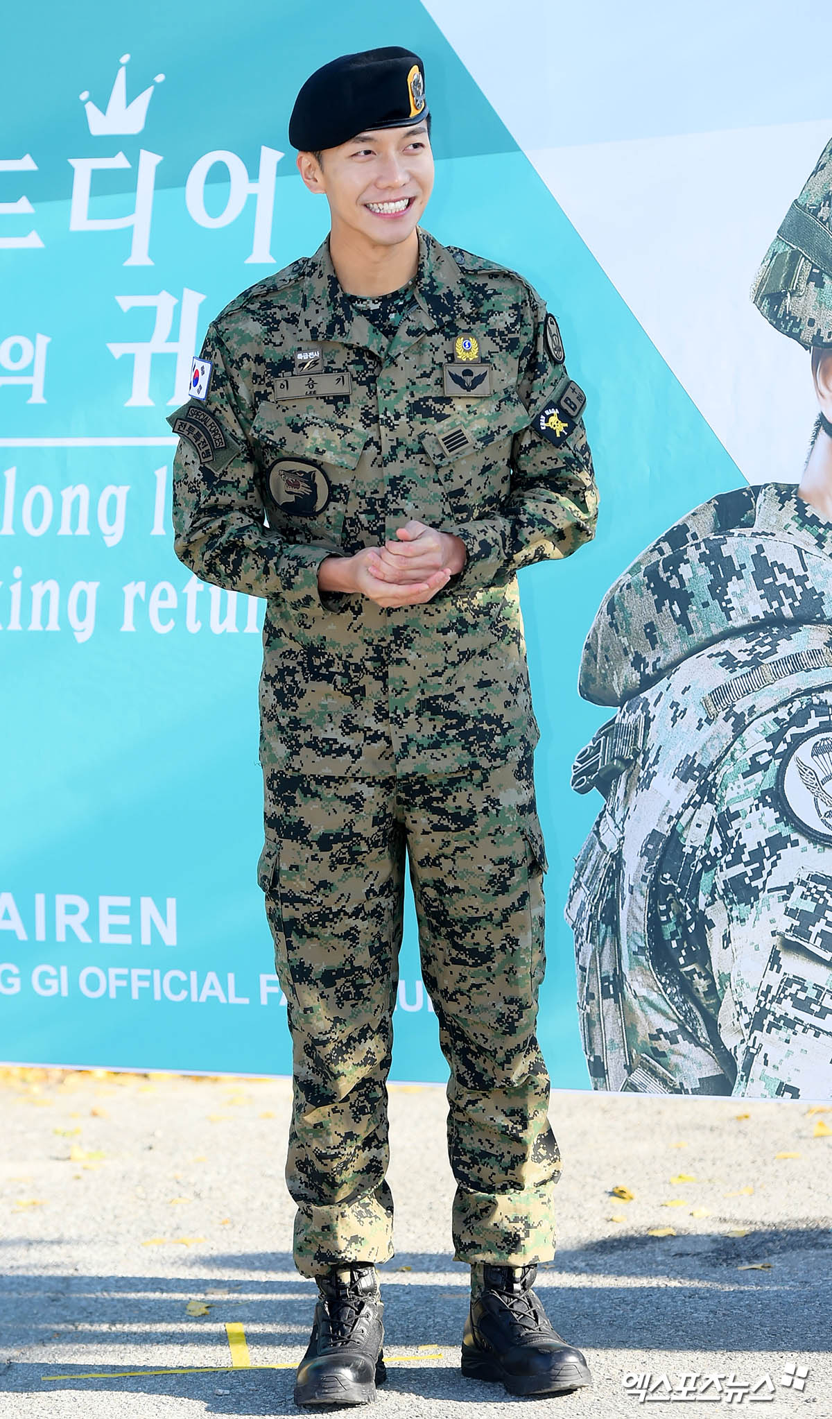 In this series, I look back on Nine Years Ago Today with entertainment and sports sites.2017On October 31, singer and actor Lee Seung-gi, who had been serving for 21 months in the 13th Airborne Special Forces Brigade Black Pyo Unit of the Army Special Warfare Command in Chungbuk Jeonpyeong-gun,On this day, there were about 400 fans from home and abroad gathered to celebrate the Discharge of Lee Seung-gi and the reporters gathered early.Lee Seung-gi, who appeared in the cheers of fans at around 9 am, gave a few impressions of the discharge greetings to reporters and fans in front of the front gate of the unit.Lee Seung-gi, along with the salute Unity, said in his discharge testimony, I did not sleep well because I felt sorry for the time to organize with the troops I had been with and the time to greet, and it felt short.Lee Seung-gi, who said frankly that it has not been too long since I left 100 days of Discharge, said, And the last 48 hours did not go before Discharge.On the other hand, I thought that many fans would like to come to the Discharge site, and I am grateful that you prepared various things including plan cards in cold weather from dawn.Ive had a lot of trouble and Im really grateful.Especially when the Ry entertainers who joined the army at the same time reported the Discharge news, it seemed as late as the news of the toxic Lee Seung-gis Discharge, and even the military pile came out with a joke.Lee Seung-gi said, I have a lot of words from Lee Seung-gi pile to Do not discharge, and I would like to thank you for waiting and prepare you hard to meet your expectations.After Discharge, Lee Seung-gi chose tvN Hwa Yugi as his return, and last year he was actively performing on SBS Bae Ga Bond.Also, SBS All The Butlers, Little Forest, Mnet Produce 48, Netflix Bum Eun is you!He has appeared in various programs such as Season 2 and Together, and has been in full swing in entertainment.Ive been a dignified piece of paper.Smile on the face.Fants to meet in 21 months.Ive been ordered to Discharge.The person who became more prominent after Discharge.A cute smile still exists.