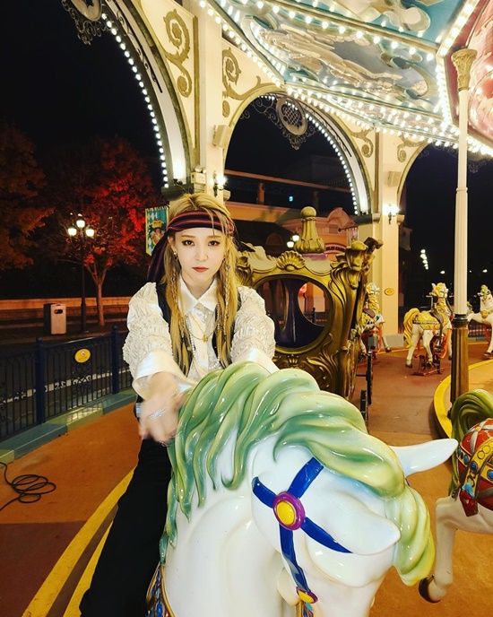 MAMAMOO Moonbyul transformed into Jack SparrowOn the 31st, Moonbyul posted a picture of Halloween on his social media and transformed it into Jack Sparrow of Pirates of the Caribbean.In the open photo, Moonbyul perfectly reproduced Jack Sparrow from hair to costume.Moonbyul, who perfected the Jack Sparrow concept, also showed a cute figure while riding a merry-go-round in an amusement park.Meanwhile, the group MAMAMOO, which Moonbyul belongs to, will make a comeback with their new mini album, TRAVEL, on November 3.Photo: Moonbyul Instagram