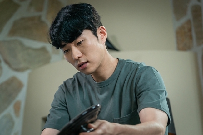 My dangerous wife Kim Jung-Eun - Choi Won-young - Choi Yoo-hwa - Yoon Jong-seok - Ahn Nae-sang is raising the tension of the drama by fighting a number of battles over 5 billion won.MBNs new miniseries My Dangerous Wife (playplayplay by Hwang Da-eun/directed by Lee Hyung-min/produced Keith) is a mystery couple brutal drama that anyone can sympathize with at least once, who is married because he loves and keeps his marriage.It is gaining outstanding acclaim as the birth of a well-made work, combining the spectacular visual beauty that makes it impossible to take off the eyes, the chewy story that goes beyond the prediction every time, and the excellent acting power of actors.Above all, in the last episode, Kim Jung-Eun lost 5 billion won, which he had put up for ransom for kidnapping, to Kim Yun-Cheol and Roh Chang-beom, but it gave a tension to his hands with the development of re-recovering his nephews kidnapping drama.Shim Jae-kyung, who had turned the world over by decorating a brutal kidnapping drama himself with a vengeance against Kim Yun-Cheols affair, kept everyone immobilized by a number of front-end, including Kim Yun-Cheols attempt to reverse the existence of the wine he was trying to poison himself ...In addition, Kim Yun-Cheol is aware of his follow-up, and he hides 5 billion won in a restaurant that is under the lamp, or kidnaps his nephew to take away 5 billion won taken by Kim Yun-Cheol and Roh Chang-bum.Kim Yun-Cheol (Choi Won-young) expressed an intense Blow-Up that he would surely hold 5 billion won in his hands based on his desire to set up a tilting business right away and his desire to get away from his wife, Shim Jae-kyung.It seems to be somewhat clumsy and lacking, such as rolling around and rolling around the whereabouts of the unpredictable Shim Jae-kyung, but it also has an unexpected power to overturn the plate with a decisive one that predicts the invasion of outsiders by seeing a coffee bean falling on the floor.Kim Yun-Cheol, who became a reversal man who knocked down Shim Jae-kyung in the last 8th ending and got two bags of money, is not letting the tensions on whether he can keep 5 billion until the end.Jin Sun-mee (Choi Yu-hwa), who has a ruthless aspect of jumping in and out of the water to have what he does, has a quick performance to achieve the results immediately, just as he lured Kim Yun-Cheol, the restaurant president in the past.After conspiring to poison Kim Yun-Cheol and wine, he followed Kim Yun-Cheol to look at the dynamics, steal Shim Jae-kyungs cell phone to attract his helper Song Yoo-min (Baek Soo-jang), and boldness to visit Song Yoo-mins hostel, which is estimated to be 5 billion hidden, Mees rough moves are adding tension to the pole.Cho Min-gyu (Yoon Jong-seok), a neighbor of Shim Jae-kyung and Kim Yun-Cheol, is a new face who was late in the blood-floating 5 billion-struggle battle, and has been acting suspiciously after hearing Shim Jae-kyung and his wife arguing over 5 billion won by chance.Late at night, he followed Shim Jae-kyung secretly, and he was standing around the hostel where Song Yu-mins crash occurred, and met with Jin Sun-mee to question Song Yu-mins death.Cho Min-gyu, who is experiencing financial conflicts with his wife Ha Eun-hye (Shim Hye-jin), who has no idea about the inside, is paying attention to whether he will rise to the dark horse that intercepts 5 billion won.Former Detective former Noh Chang-bum has proved his ability to reason and his extraordinary ability to learn from his long-term Detective life, and proved his closeness to the truth of the case.Kim Yun-Cheols former brother-in-law, Roh Chang-bum, is a person with a meanness that steals 5 billion won by hitting Kim Yun-Cheols head while worrying and comforting Kim Yun-Cheol who suffered the kidnapping.Noh Chang-bum, who was threatened with the life of his only daughter, Chae-rim (Lee Hyo-bi), from Shim Jae-kyung, the last broadcast, is raising questions about whether he will add revenge and strike back further.