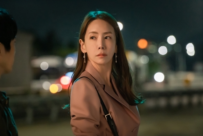 My dangerous wife Kim Jung-Eun - Choi Won-young - Choi Yoo-hwa - Yoon Jong-seok - Ahn Nae-sang is raising the tension of the drama by fighting a number of battles over 5 billion won.MBNs new miniseries My Dangerous Wife (playplayplay by Hwang Da-eun/directed by Lee Hyung-min/produced Keith) is a mystery couple brutal drama that anyone can sympathize with at least once, who is married because he loves and keeps his marriage.It is gaining outstanding acclaim as the birth of a well-made work, combining the spectacular visual beauty that makes it impossible to take off the eyes, the chewy story that goes beyond the prediction every time, and the excellent acting power of actors.Above all, in the last episode, Kim Jung-Eun lost 5 billion won, which he had put up for ransom for kidnapping, to Kim Yun-Cheol and Roh Chang-beom, but it gave a tension to his hands with the development of re-recovering his nephews kidnapping drama.Shim Jae-kyung, who had turned the world over by decorating a brutal kidnapping drama himself with a vengeance against Kim Yun-Cheols affair, kept everyone immobilized by a number of front-end, including Kim Yun-Cheols attempt to reverse the existence of the wine he was trying to poison himself ...In addition, Kim Yun-Cheol is aware of his follow-up, and he hides 5 billion won in a restaurant that is under the lamp, or kidnaps his nephew to take away 5 billion won taken by Kim Yun-Cheol and Roh Chang-bum.Kim Yun-Cheol (Choi Won-young) expressed an intense Blow-Up that he would surely hold 5 billion won in his hands based on his desire to set up a tilting business right away and his desire to get away from his wife, Shim Jae-kyung.It seems to be somewhat clumsy and lacking, such as rolling around and rolling around the whereabouts of the unpredictable Shim Jae-kyung, but it also has an unexpected power to overturn the plate with a decisive one that predicts the invasion of outsiders by seeing a coffee bean falling on the floor.Kim Yun-Cheol, who became a reversal man who knocked down Shim Jae-kyung in the last 8th ending and got two bags of money, is not letting the tensions on whether he can keep 5 billion until the end.Jin Sun-mee (Choi Yu-hwa), who has a ruthless aspect of jumping in and out of the water to have what he does, has a quick performance to achieve the results immediately, just as he lured Kim Yun-Cheol, the restaurant president in the past.After conspiring to poison Kim Yun-Cheol and wine, he followed Kim Yun-Cheol to look at the dynamics, steal Shim Jae-kyungs cell phone to attract his helper Song Yoo-min (Baek Soo-jang), and boldness to visit Song Yoo-mins hostel, which is estimated to be 5 billion hidden, Mees rough moves are adding tension to the pole.Cho Min-gyu (Yoon Jong-seok), a neighbor of Shim Jae-kyung and Kim Yun-Cheol, is a new face who was late in the blood-floating 5 billion-struggle battle, and has been acting suspiciously after hearing Shim Jae-kyung and his wife arguing over 5 billion won by chance.Late at night, he followed Shim Jae-kyung secretly, and he was standing around the hostel where Song Yu-mins crash occurred, and met with Jin Sun-mee to question Song Yu-mins death.Cho Min-gyu, who is experiencing financial conflicts with his wife Ha Eun-hye (Shim Hye-jin), who has no idea about the inside, is paying attention to whether he will rise to the dark horse that intercepts 5 billion won.Former Detective former Noh Chang-bum has proved his ability to reason and his extraordinary ability to learn from his long-term Detective life, and proved his closeness to the truth of the case.Kim Yun-Cheols former brother-in-law, Roh Chang-bum, is a person with a meanness that steals 5 billion won by hitting Kim Yun-Cheols head while worrying and comforting Kim Yun-Cheol who suffered the kidnapping.Noh Chang-bum, who was threatened with the life of his only daughter, Chae-rim (Lee Hyo-bi), from Shim Jae-kyung, the last broadcast, is raising questions about whether he will add revenge and strike back further.
