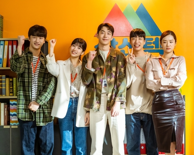 Samsantec members, including StartUp Bae Suzy, Nam Joo-hyuk, Yoo Soo-bin, Kim Do-wan and Stephanie Lee, enter the Silicon Valley of Korea, which they dreamed of.In the 5th episode of TVNs Saturday Drama StartUp (director Oh Chung-hwan/playplayplayplay by Park Hye-ryun/planning studio dragon/production high story) broadcast on October 31, Anonymouston (an event in which participants form a team to complete a business model within a limited period) was held, which is the gateway to moving into the growth space of StartUp.In particular, the talent company led by Samsantec and Won In-jae (Gang Han-na) of Bae Suzy and Nam Joo-hyuk formed a tense tension by confronting the same data.Here, the talent companys dominance seemed to be a danger to Danger in the entrance of Silicon Valley of Samsan Tech, but it gave a thrilling catharsis to viewers while being informed of the move-in at the end of the play.In the photo released on November 1, Samsantec elite members gather in one place, including CEO Seo Dal-mi, developer Namdosan, Lee Cheol-san (Yoo Soo-bin), Kim Yong-san (Kim Do-wan) and designer Intimacyha (Stephanie Lee).Above all, Samsantec members who are stuck in the pleasant office, which is a privilege given to a new StartUp company in Silicon Valley in Korea, are enjoying the appearance of the members.In addition, those who are standing in front of the Samsantec logo and shouting fighting are conveyed the passion and passion of youth just leaping.However, as the unusual personality that Anonymouston showed, Intimacy is curious because it shows the opposite temperature difference with a sharp expression that does not seem to be in mind.After many twists and turns, I wonder what other tasks will be unfolded in front of Seo Dal-mi, Namdosan and Samsan Tech members who entered Koreas Silicon Valley.It is also bringing even more exciting expectations to Samsantec as it is once again announced before it can enjoy the joy of the office. (Provide photo = tvN)pear hyo-ju