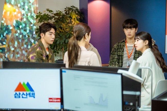 Samsantec members, including StartUp Bae Suzy, Nam Joo-hyuk, Yoo Soo-bin, Kim Do-wan and Stephanie Lee, enter the Silicon Valley of Korea, which they dreamed of.In the 5th episode of TVNs Saturday Drama StartUp (director Oh Chung-hwan/playplayplayplay by Park Hye-ryun/planning studio dragon/production high story) broadcast on October 31, Anonymouston (an event in which participants form a team to complete a business model within a limited period) was held, which is the gateway to moving into the growth space of StartUp.In particular, the talent company led by Samsantec and Won In-jae (Gang Han-na) of Bae Suzy and Nam Joo-hyuk formed a tense tension by confronting the same data.Here, the talent companys dominance seemed to be a danger to Danger in the entrance of Silicon Valley of Samsan Tech, but it gave a thrilling catharsis to viewers while being informed of the move-in at the end of the play.In the photo released on November 1, Samsantec elite members gather in one place, including CEO Seo Dal-mi, developer Namdosan, Lee Cheol-san (Yoo Soo-bin), Kim Yong-san (Kim Do-wan) and designer Intimacyha (Stephanie Lee).Above all, Samsantec members who are stuck in the pleasant office, which is a privilege given to a new StartUp company in Silicon Valley in Korea, are enjoying the appearance of the members.In addition, those who are standing in front of the Samsantec logo and shouting fighting are conveyed the passion and passion of youth just leaping.However, as the unusual personality that Anonymouston showed, Intimacy is curious because it shows the opposite temperature difference with a sharp expression that does not seem to be in mind.After many twists and turns, I wonder what other tasks will be unfolded in front of Seo Dal-mi, Namdosan and Samsan Tech members who entered Koreas Silicon Valley.It is also bringing even more exciting expectations to Samsantec as it is once again announced before it can enjoy the joy of the office. (Provide photo = tvN)pear hyo-ju