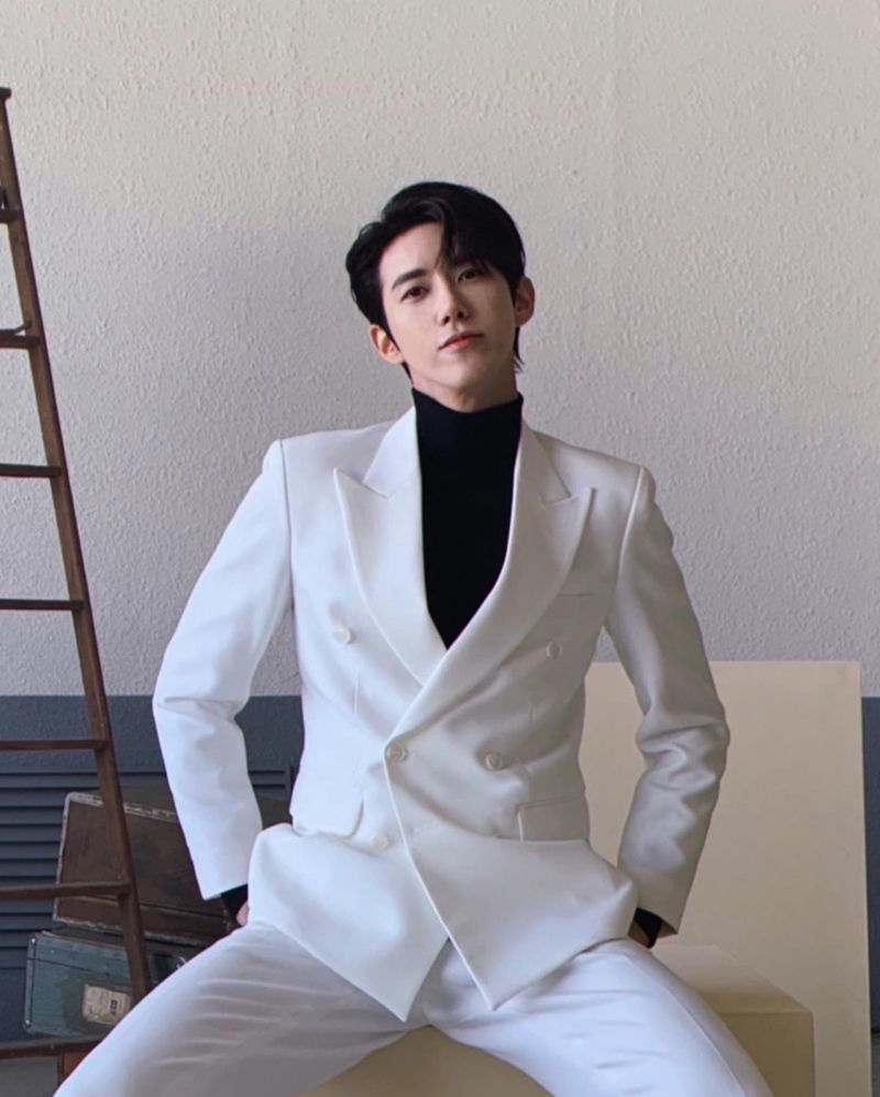 Broadcaster Hwang Kwanghee boasted an amazing percentage.Hwang Kwanghee posted several photos on his instagram on November 1 without any writing.In the photo, Hwang Kwanghee is sitting on a chair with his legs open in a white suit.In particular, Hwang Kwanghee showed off his small face and long legs, causing an illusion that seemed to be over 180cm, causing admiration.Surge implementation