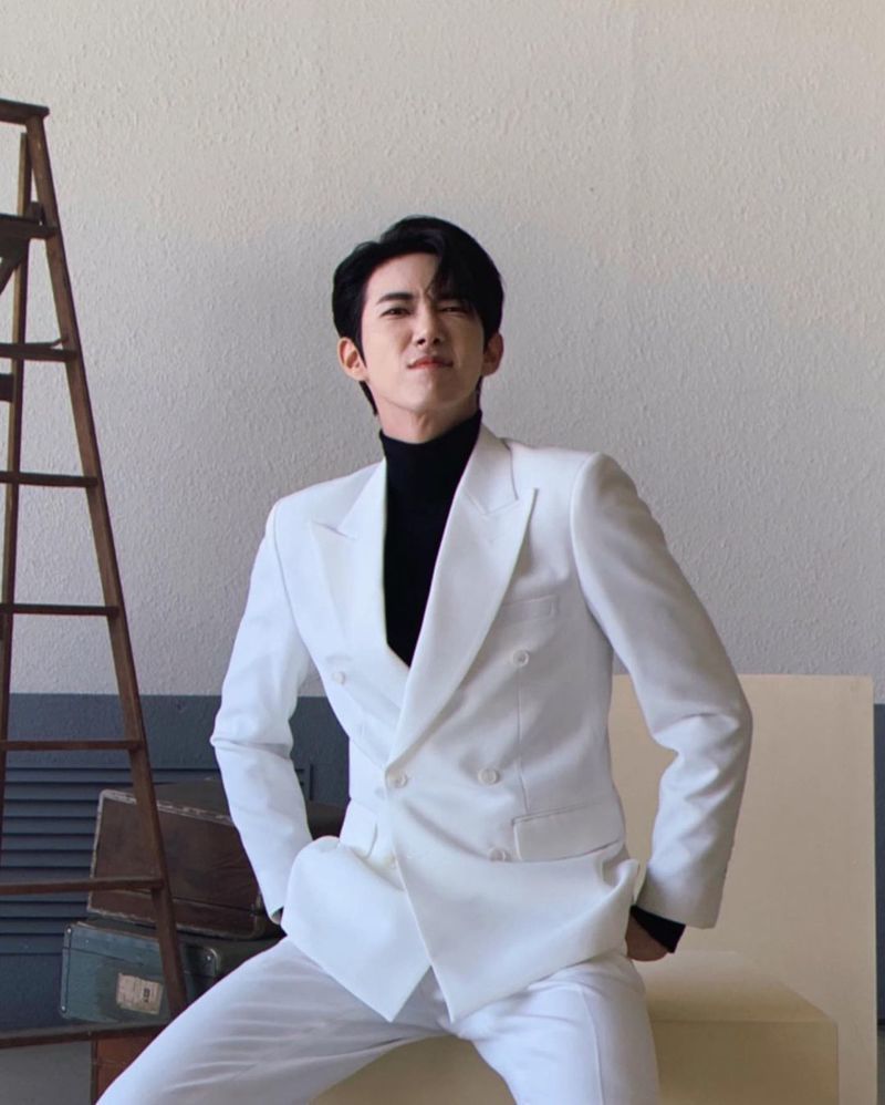 Broadcaster Hwang Kwanghee boasted an amazing percentage.Hwang Kwanghee posted several photos on his instagram on November 1 without any writing.In the photo, Hwang Kwanghee is sitting on a chair with his legs open in a white suit.In particular, Hwang Kwanghee showed off his small face and long legs, causing an illusion that seemed to be over 180cm, causing admiration.Surge implementation