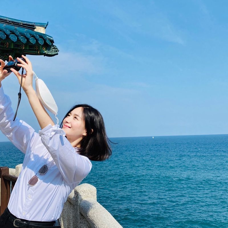 Actor Lee Elijah has reported on the latest.Lee Elijah posted a picture on her Instagram page on November 1.In the photo, Lee Elijah takes a selfie against the backdrop of the sea, her bland smile dazzling over the sea, her eyes unavailable to the innocent features of her small face and concave.The netizens responded that the sea is not pretty, it is snowy in appearance and how is it so beautiful?seo yu-na