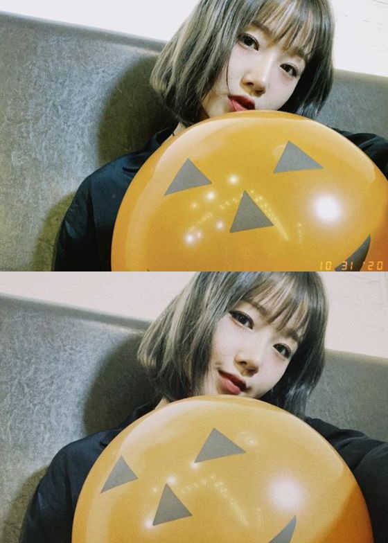 On the first day, Choi Yoo-jung posted two photos with Pumpkin balloon emoticons through his instagram.Choi Yoo-jung in the photo is smiling gently with Pumpkin balloon symbolizing Halloween.Choi Yoo-jungs cute look at the camera shoots at the fan.On the other hand, the group Weki Meki, which Choi Yoo-jung belongs to, recently acted as the mini 4 title song COOL.