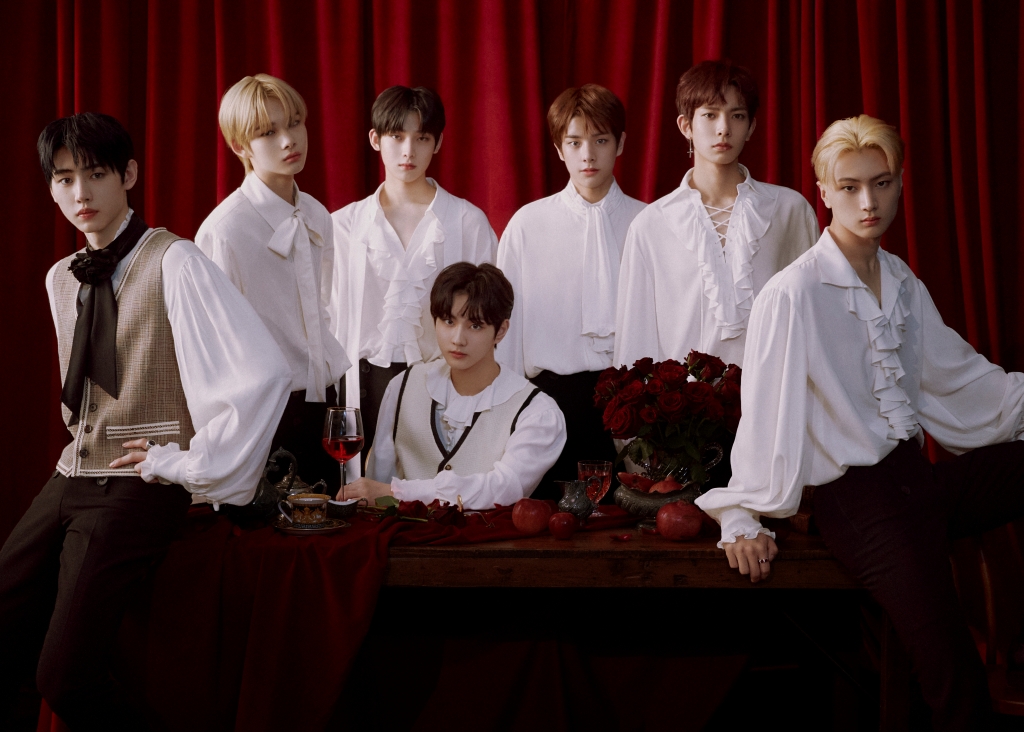 The group ENHYPEN (ENHYPEN), which confirmed the debut on the 30th, threw an exit ticket toward the Throne of Glass.ENHYPEN posted a DUSK version of the debut album BORDER: DAY ONE on the official SNS at 0 am on the 1st, adding to expectations for debut.ENHYPEN, which has a classic beauty by matching a colorful ruffle shirt and a black velvet jacket in the public photos, poses with Throne of Glass on the red carpet.The overwhelming visuals and intense eyes of the members gauge the hot desire for Throne of Glass, the boys who are about to debut.In addition, a group photo of ENHYPEN posing at an antique table was also released.Red objects such as roses, fruits, and glass and blood curtains contrast strongly with the members white shirts, making the members luxurious visuals stand out.ENHYPEN has been showing two trailer videos Choose-Chosen and Dusk-Dawn, Concepts moodboard and personal Concepts Photo, which focused attention on former World fans with a movie-like visual beauty and curiosity story.ENHYPEN, which is causing a hot reaction from former World fans every time content is released, is getting more interested in the next content to be released.On the other hand, ENHYPEN will debut on November 30 with BORDER: DAY ONE.BTS, Big Hit Entertainments artist production know-how that produced Tomorrow By Together, the capabilities of seven members who proved through Mnet I-LAND, and the birth of Global Idol based on the global fandom of all time.Photo: Billyprap