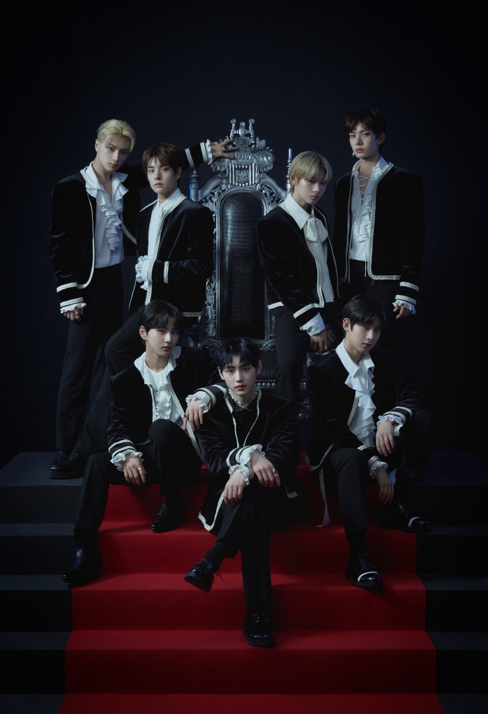 The group ENHYPEN (ENHYPEN), which confirmed the debut on the 30th, threw an exit ticket toward the Throne of Glass.ENHYPEN posted a DUSK version of the debut album BORDER: DAY ONE on the official SNS at 0 am on the 1st, adding to expectations for debut.ENHYPEN, which has a classic beauty by matching a colorful ruffle shirt and a black velvet jacket in the public photos, poses with Throne of Glass on the red carpet.The overwhelming visuals and intense eyes of the members gauge the hot desire for Throne of Glass, the boys who are about to debut.In addition, a group photo of ENHYPEN posing at an antique table was also released.Red objects such as roses, fruits, and glass and blood curtains contrast strongly with the members white shirts, making the members luxurious visuals stand out.ENHYPEN has been showing two trailer videos Choose-Chosen and Dusk-Dawn, Concepts moodboard and personal Concepts Photo, which focused attention on former World fans with a movie-like visual beauty and curiosity story.ENHYPEN, which is causing a hot reaction from former World fans every time content is released, is getting more interested in the next content to be released.On the other hand, ENHYPEN will debut on November 30 with BORDER: DAY ONE.BTS, Big Hit Entertainments artist production know-how that produced Tomorrow By Together, the capabilities of seven members who proved through Mnet I-LAND, and the birth of Global Idol based on the global fandom of all time.Photo: Billyprap