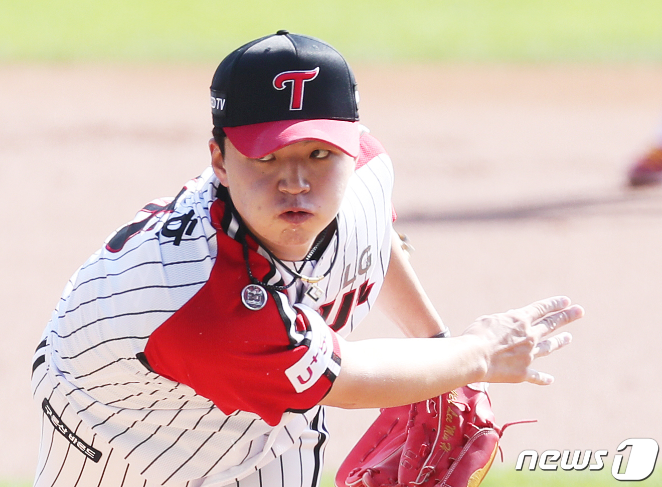 LG decided to play Jeong Chan-Heon and Lee Min-ho as non-executive players ahead of Kiwoom Heroes and Kyonggi in the 2020 Shinhan Bank SOL KBO League postseason wild card game at Jamsil-dong Stadium in Seoul on the 2nd.It was somewhat different from the previous day (day 1). LG had announced Jeong Chan-Heon and Im Chan-kyu as undead players before Kyonggi was canceled on the 1st.In the 2012 Korea Professional Baseball season, Cole Hamels and Cole Hamels are excluded as the next day, said Ryu Jung-il. Today, we coordinated the coaching staff and the opinions of (unplayed players) and decided to (Chung) Chan Heon Lee and (Lee Min Ho).In other words, as a general pattern the previous day, the former Kyonggi Cole Hamels, Jeong Chan-Heon (October 30), and the next day Cole Hamels, Im Chan-kyu (WC second game when holding) were decided as undefeated players, but this day was decided after a day of coaching staff discussions.If the wild-card decision-making match goes to Game 2, Lee Min-ho appears to be in mind as Cole Hamels.Im Chan-kyu could also be the first bullpen in the day.In the case of Jeong Chan-Heon, it is difficult to start the game because it is only two days after the start.On the other hand, Kiwoom classified Eric Yokishi and Choi Won-tae as undefeated players as the same as the previous day.Yokishi made his debut in the final round of the 2012 Korea Professional Baseball season (October 30), and Choi Won-tae is predicted to be Cole Hamels in the second round.The general pattern on the previous day, and Cole Hamels Lee Min-ho on the second round after the discussion.